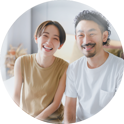 笑顔の男女